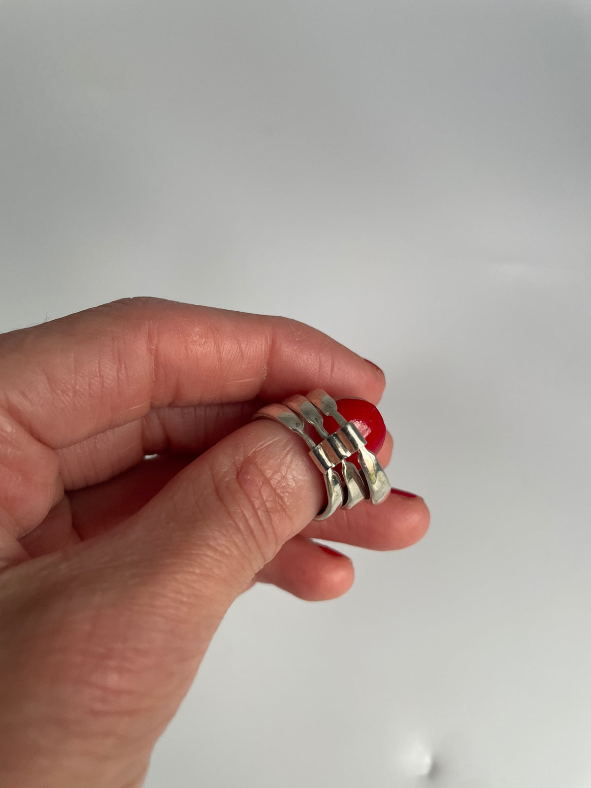 Side view of the triple band ring showing where the bands join