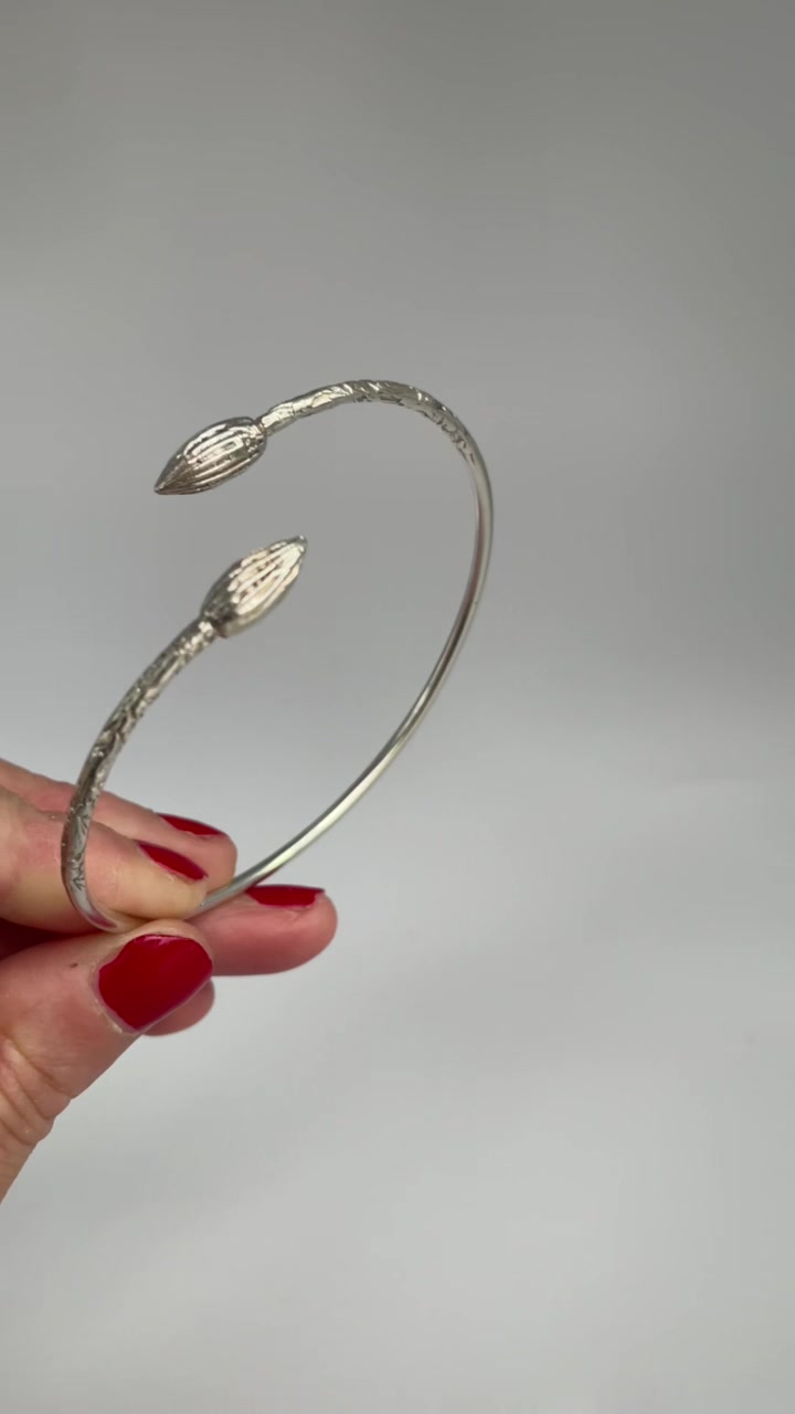 Close up of the two ribbed cocoa pod ends and engraved band detail